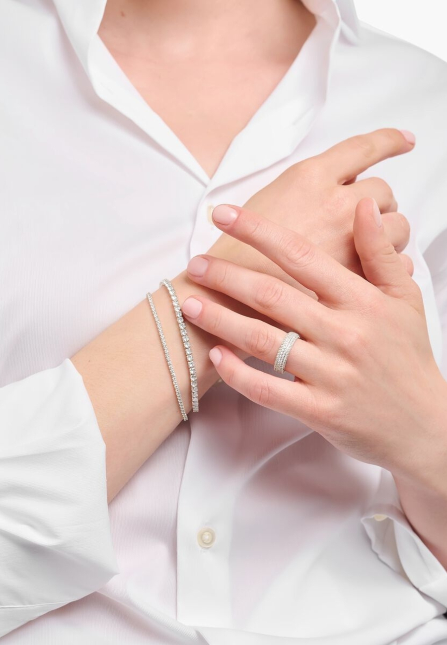 Anillo De Banda De Plata Con Circonita Blanca Y Grabado