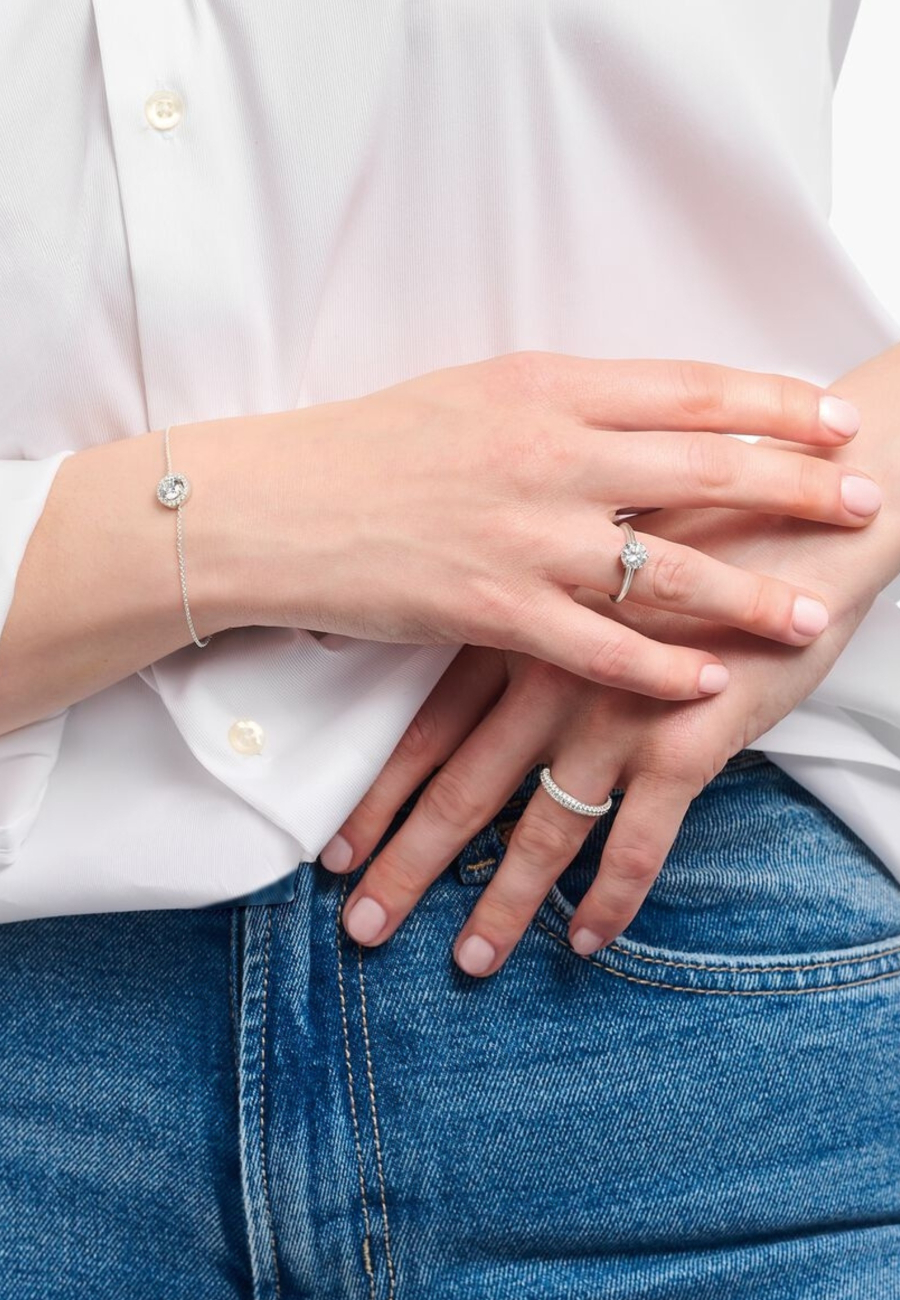 Anillo De Banda De Plata Con Circonita Blanca Y Grabado