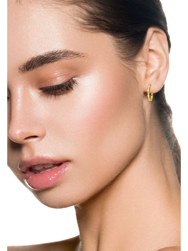 Aros Huggie de Plata de Ley Baño de Oro con Banda de Corazón y 12 Circonitas