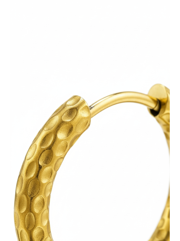 Aros tipo Huggie de Acero Inoxidable Color Dorado con Patrón de Piel de Serpiente